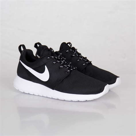 nike roshe run zwart wit|nike roshe shoes.